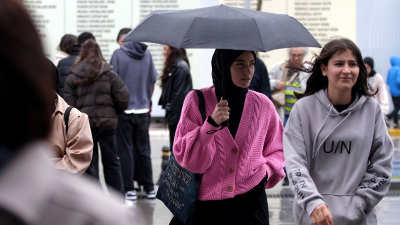 Kitap sevgisi engel tanımıyor... Yağmura aldırış etmediler - Resim: 3