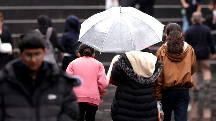 Kitap sevgisi engel tanımıyor... Yağmura aldırış etmediler - Resim: 5