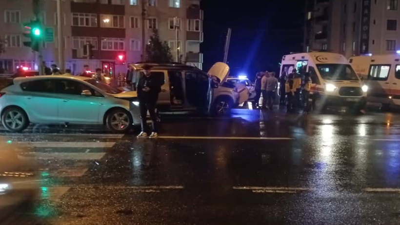 Kocaeli'de trafik faciası: Hafif ticari araç ile otomobil çarpıştı, 7 yaralı! - Resim : 1