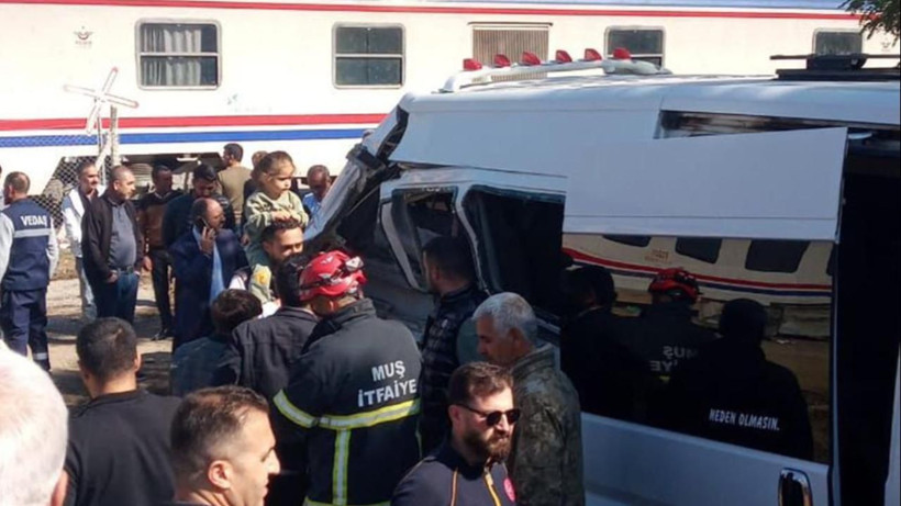 Feci kaza! Tren, öğrenci servisine çarptı - Resim: 5