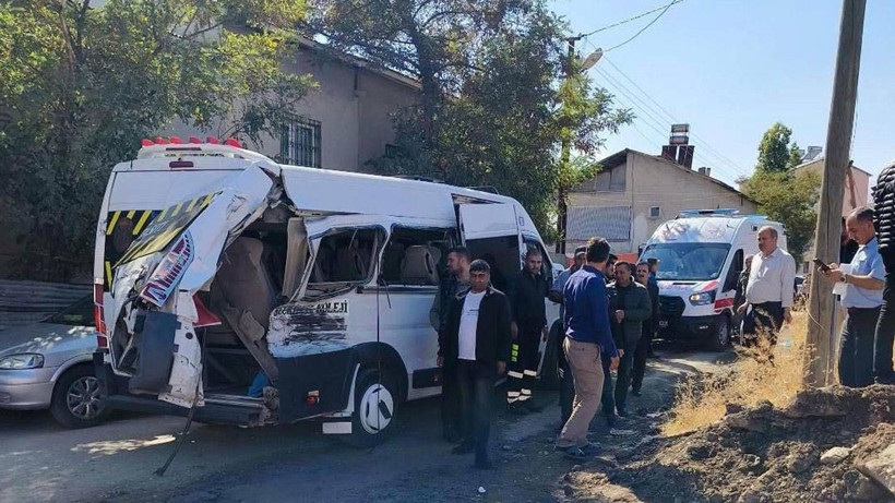 Feci kaza! Tren, öğrenci servisine çarptı - Resim: 1