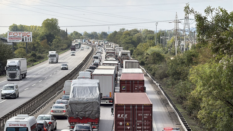 Anadolu Otoyolu'nu kilitleyen kaza... Yan yattı! - Resim : 2