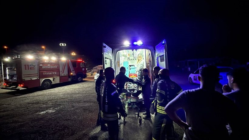 Kocaeli'de otomobil devrildi! Yaralılar var! - Resim : 3