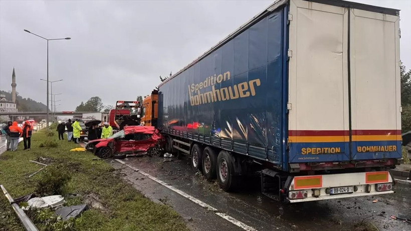 Feci kaza! TIR, otomobili biçti! - Resim: 5