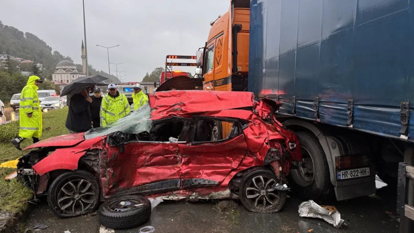 Feci kaza! TIR, otomobili biçti! - Resim: 1