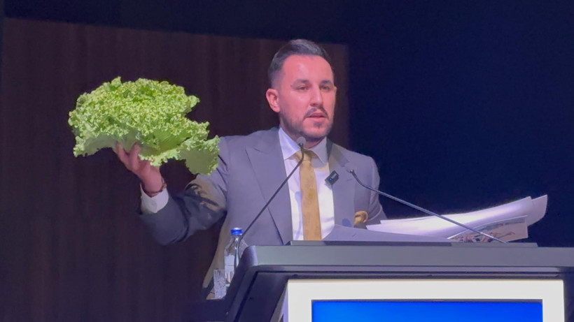 Mecliste renkli anlar! Elinde kıvırcık ile belediye başkanına tepki gösterdi - Resim : 3