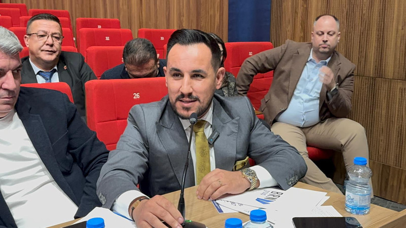 Mecliste renkli anlar! Elinde kıvırcık ile belediye başkanına tepki gösterdi - Resim : 1