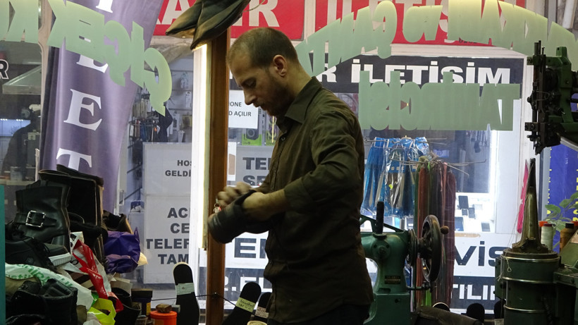 Havalar soğudu ayakkabı tamircilerinin mesaisi ikiye katlandı: Kışın işlerimiz iki katına çıkıyor - Resim : 2