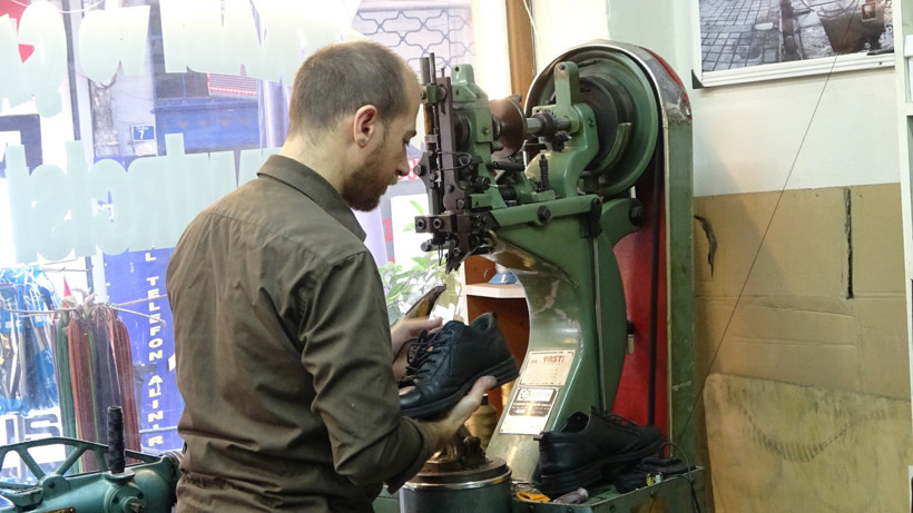 Havalar soğudu ayakkabı tamircilerinin mesaisi ikiye katlandı: Kışın işlerimiz iki katına çıkıyor - Resim : 1