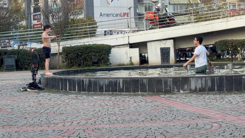 Elektrikli havuzda tehlikeli oyun! Çocuklar uyarılara aldırış etmedi - Resim : 4