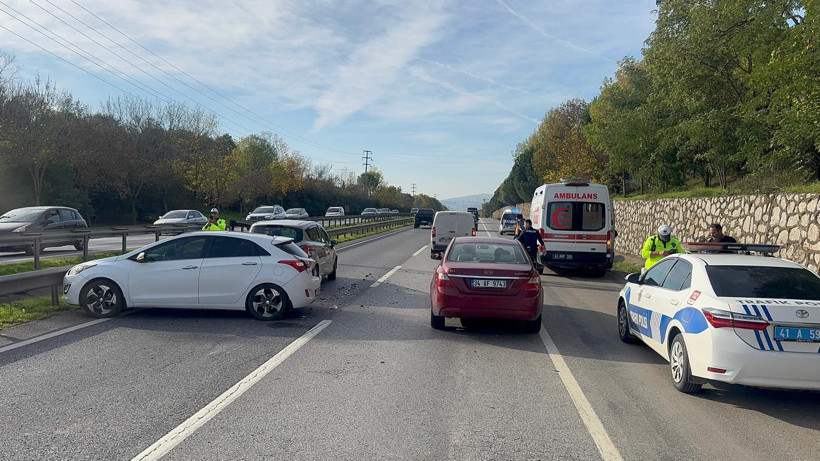 Sakarya'da trafik kazası: 2 araç birbirine girdi! - Resim : 1