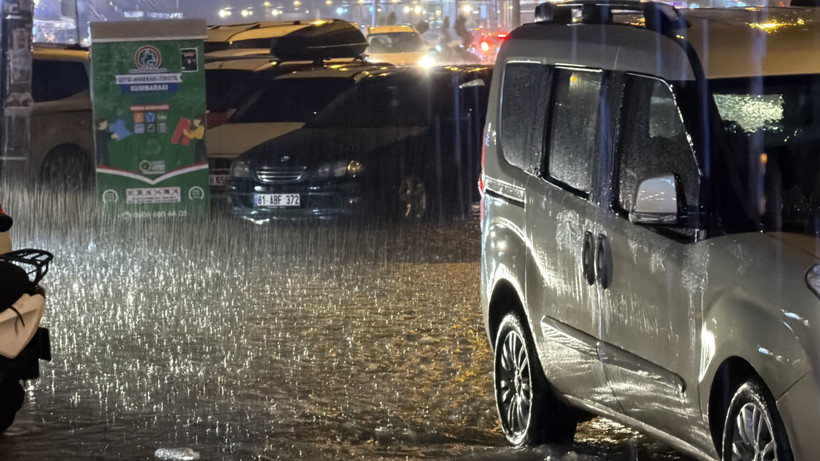 Şiddetli yağış sokakları göle çevirdi - Resim : 4