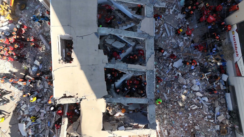 Gebze'deki 11 saattir devam eden kurtarma çalışmaları havadan görüntülendi - Resim : 1