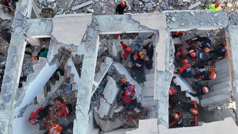 Gebze'deki 11 saattir devam eden kurtarma çalışmaları havadan görüntülendi - Resim : 2