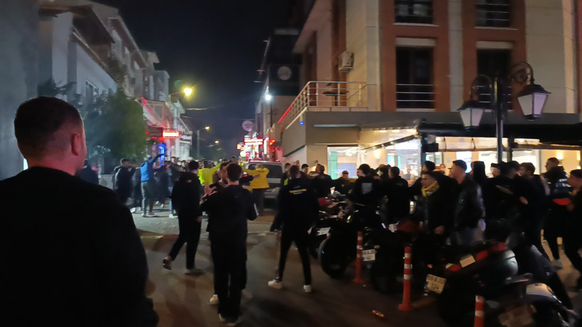 Birbirine giren taraftarlar mahalleyi savaş alanına çevirdi - Resim : 3