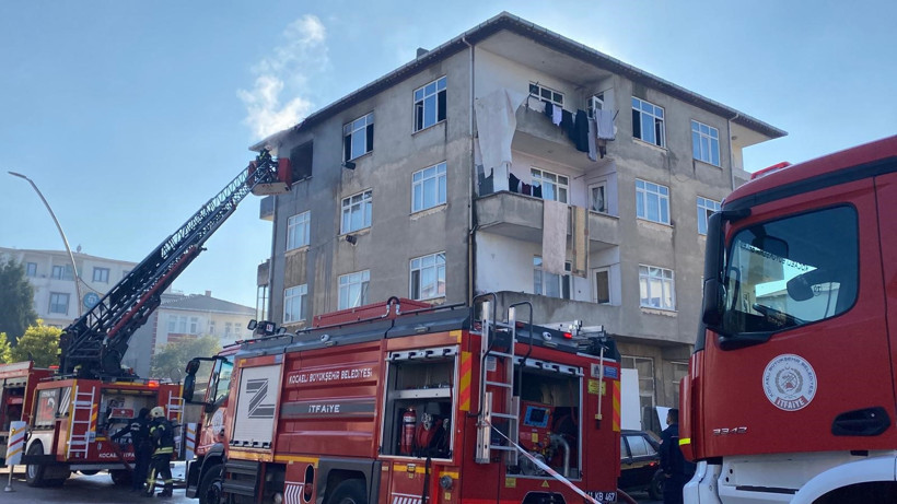 Bir anda alevler yükseldi! 4 katlı binada yangın paniği - Resim : 1