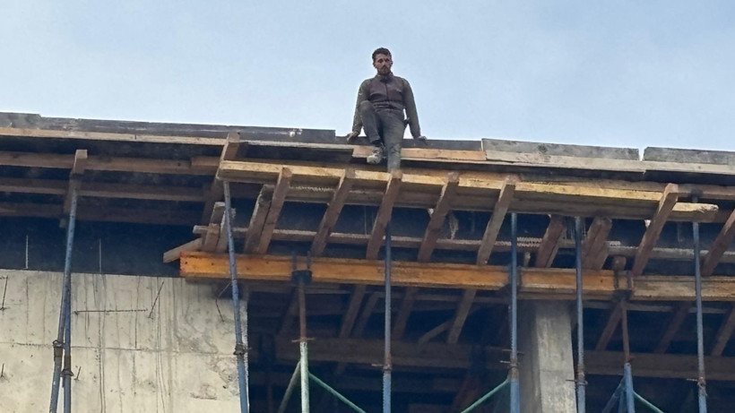 4 aydır maaş alamayan işçiler çatıya çıktı! - Resim : 1