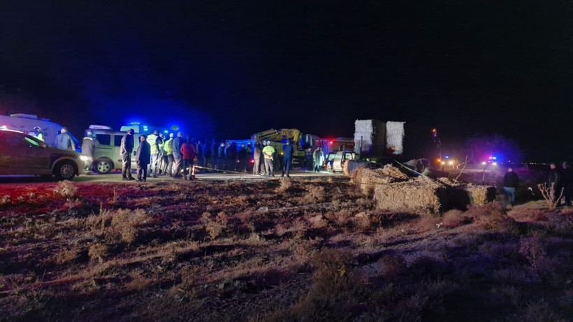 Otomobil tıra ok gibi saplandı! - Resim : 3