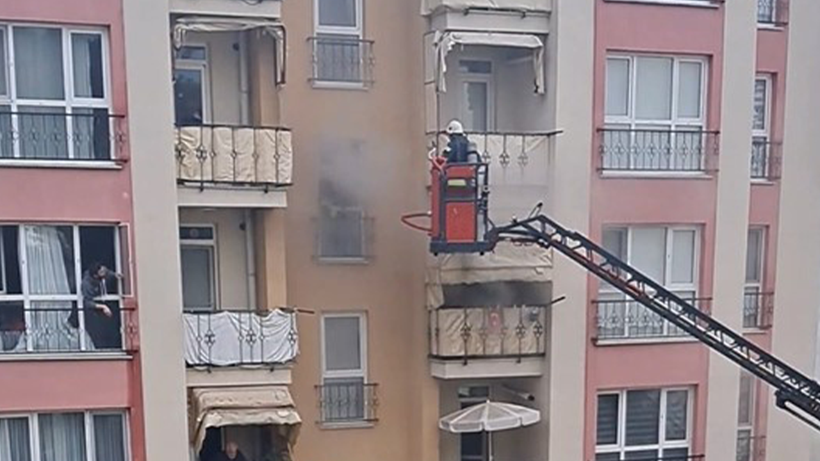 Kocaeli'de korkutan yangın: İtfaiye eri, oksijen maskesini vatandaşa verdi! - Resim : 1