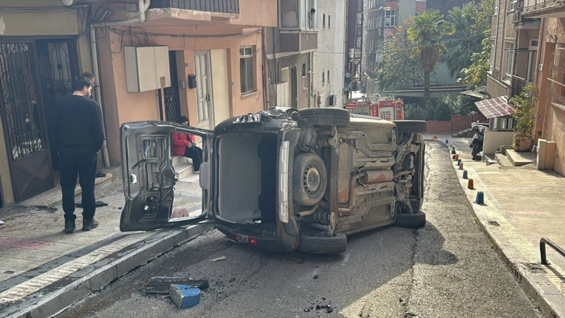 Park halindeyken hareket etti: Apartmanın duvarına çarpıp devrildi - Resim : 1