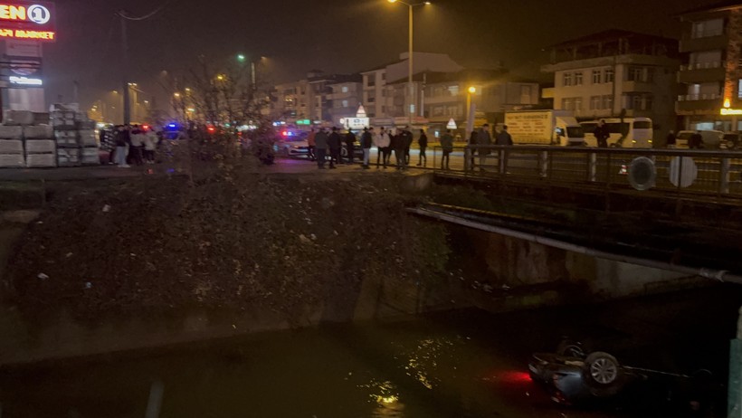 Kontrolden çıkan otomobil dereye uçtu: 3 yaralı - Resim : 2