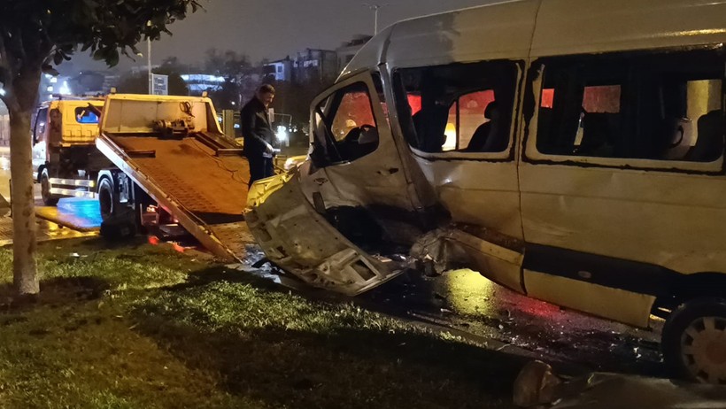 Kartal'da feci kaza: Servis minibüsü ile çarpıştı! - Resim : 1