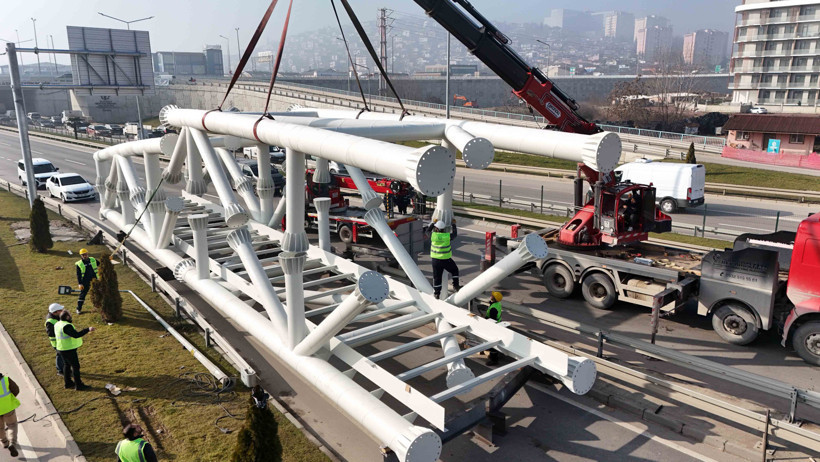 Kocaeli Büyükşehir Belediyesi'nden Solaklar Kavşağı’nda 120 tonluk dev montaj - Resim : 1