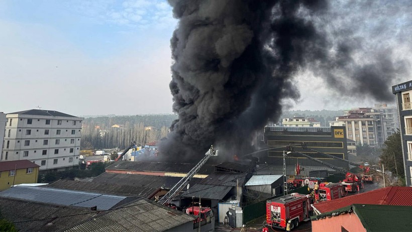 İstanbul'da yangın: Lastik fabrikası alevlere teslim oldu! - Resim : 1