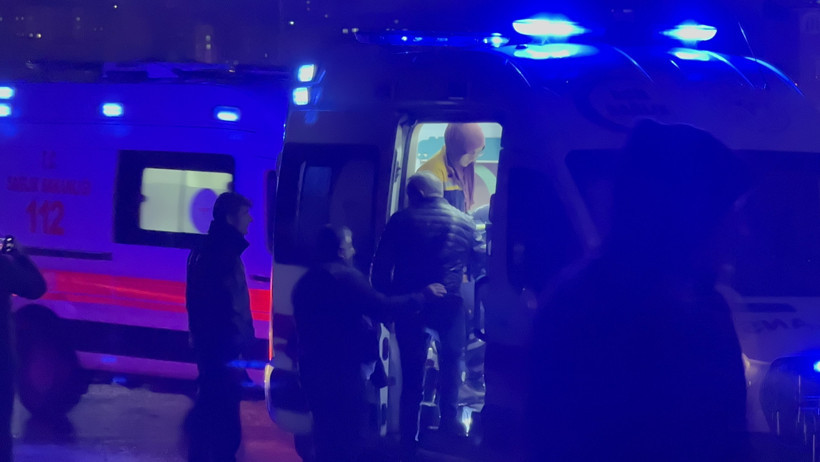 Otomobil ile çarpışan hafif ticari araç yan yattı: 5 yaralı - Resim : 2