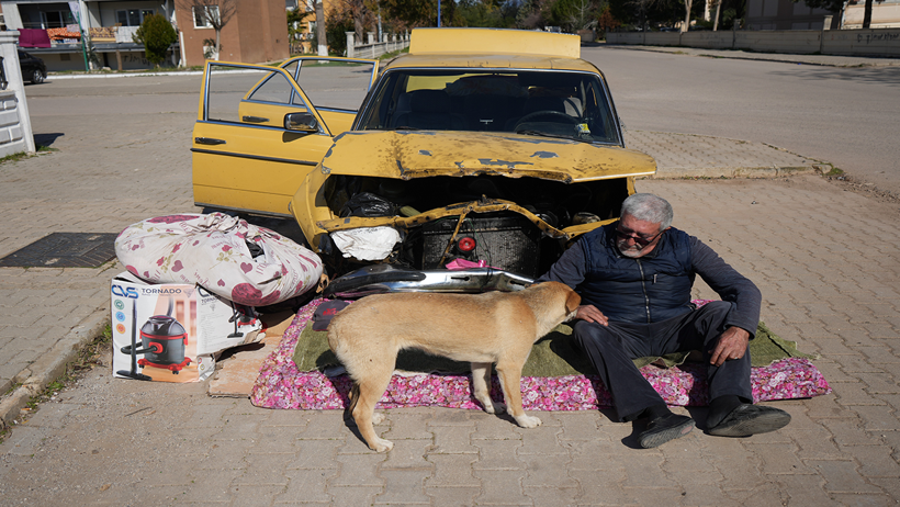 Sosyal medyadan tanışıp evlenen 62 yaşındaki adam, 4 aydır hayatını arabasının içinde geçiriyor - Resim : 1