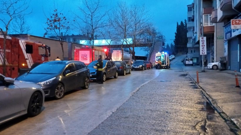 3 servis aracı, otomobil ile tanker kazaya karıştı: Çok sayıda yaralı var! - Resim : 2