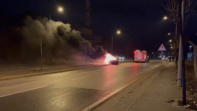 Tutuşan aracından atladı, canını zor kurtardı! - Resim : 1