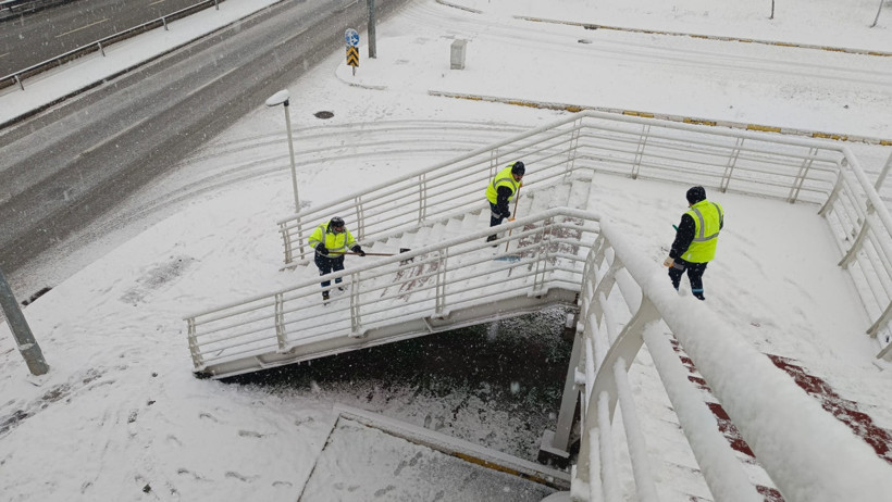 Büyükşehir ekipleri, yaya güvenliği için sahada - Resim : 3