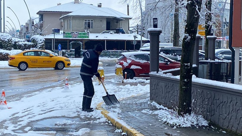 Başiskele'de ekipler karla mücadeleye devam ediyor - Resim : 2