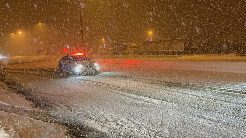 Yoğun kar nedeniyle Bolu Dağı büyük araçlara kapatıldı - Resim : 3