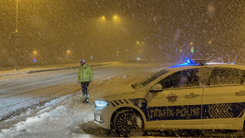 Yoğun kar nedeniyle Bolu Dağı büyük araçlara kapatıldı - Resim : 2
