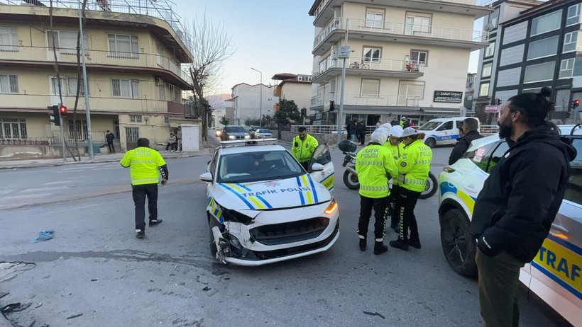 Otomobil ile polis aracı çarpıştı! Yarıllar var - Resim : 1