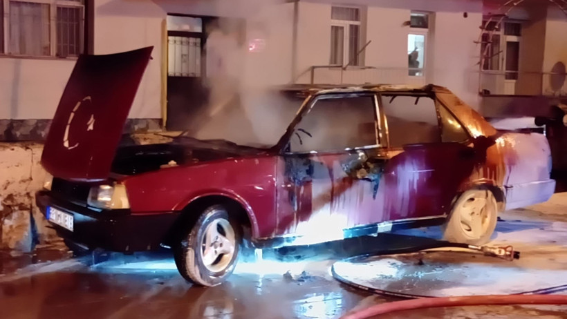 Alev topuna dönen otomobilden geriye hurda yığını kaldı! - Resim : 3