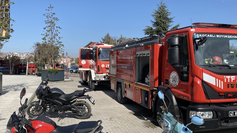 41 Burda AVM'de korkutan yangın: 4 kişi dumandan etkilendi - Resim : 2