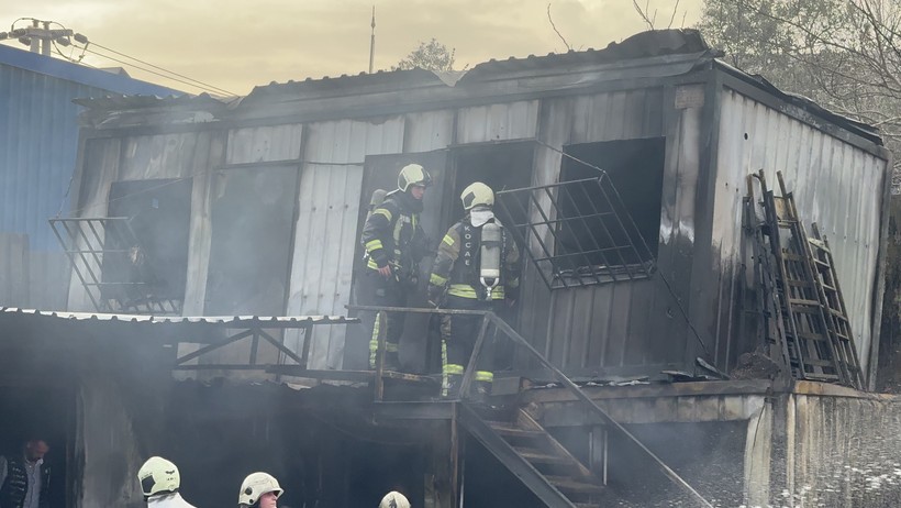 Hurdalık alanda yangın çıktı… Gökyüzü siyaha büründü - Resim : 5