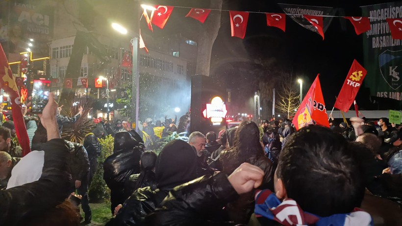 İzmit’te yürümek isteyen gruba polis müdahalesi - Resim : 12