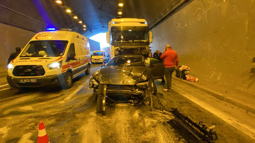 TEM Otoyolu'nda zincirleme trafik kazası: Çok sayıda yaralı var! - Resim : 5