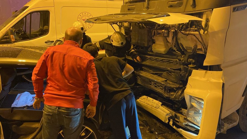 TEM Otoyolu'nda zincirleme trafik kazası: Çok sayıda yaralı var! - Resim : 2