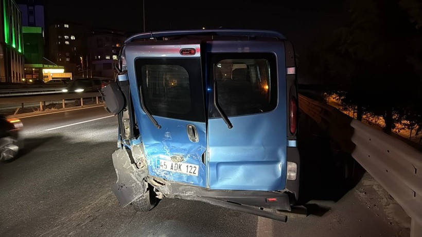 Kocaeli'de otomobille minibüsün çarpıştığı kazada, 2 kişi yaralandı - Resim : 2