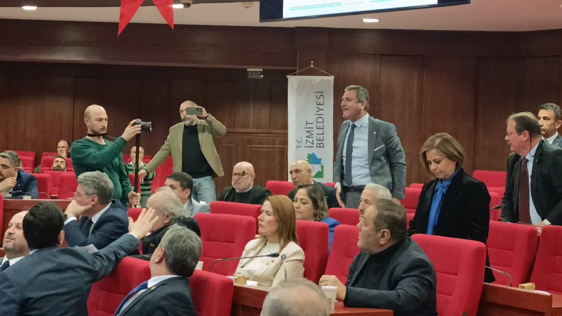 İzmit Belediye Meclisi yine karıştı! - Resim : 2