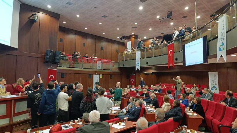 İzmit Belediye Meclisi yine karıştı! - Resim : 1