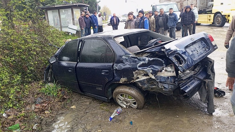 Ambulans ile otomobil çarpıştı: 6 yaralı - Resim : 2