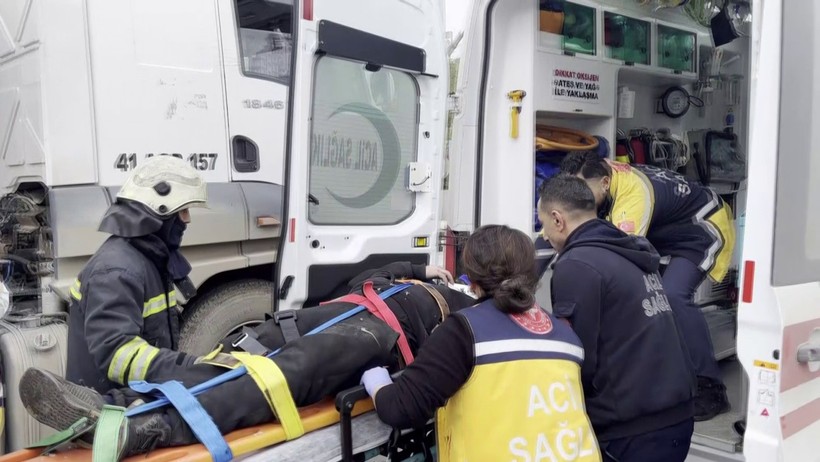 Hastayı hastaneye yetiştirmeye çalışan ambulans otomobille çarpıştı! - Resim : 2