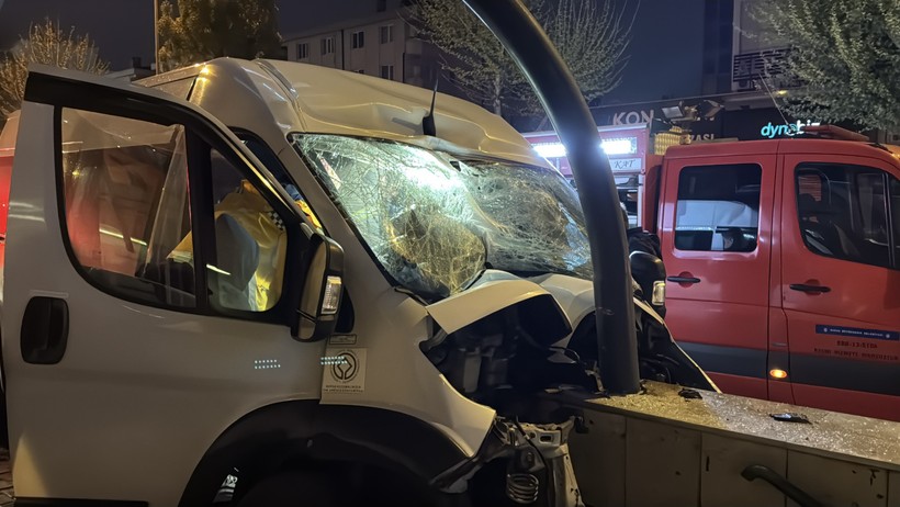 Kontrolden çıkan servis minibüsü alt geçidin duvarına çarptı - Resim : 1
