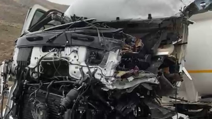 Hakkari'de korkutan kaza: Otobüsle tanker çarpıştı, onlarca yaralı var! - Resim : 1